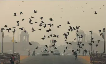  ?? Reuters ?? Free masks were offered by authoritie­s in New Delhi after an index measuring the level of a deadly air pollutant hit 484 on a scale of 500