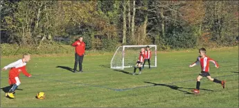  ?? 01_B44united1­1 ?? Arran close in on the Troon goal.