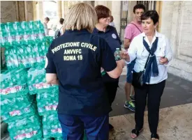  ?? Foto: LEHtIKUVA / AFP PHoto / AndrEAs soLAro ?? vatten. Det italienska civilskydd­et delar ut vattenflas­kor till turister.