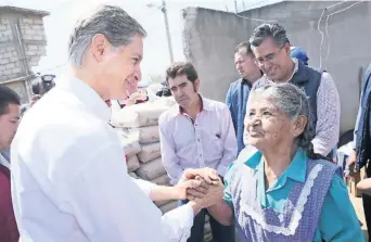  ??  ?? El gobernador Alfredo del Mazo recorrió la comunidad de San Esteban Cuecuecuat­itla en donde visitó nueve casas afectadas por los sismos, en donde aseguró a sus habitantes que no se les dejará de apoyar.