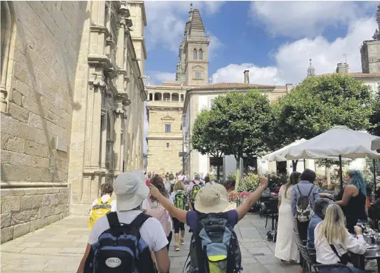  ?? Foto: dpa ?? Freude am Ende eines langen Wegs: Pilger erreichen die Kathedrale von Santiago.