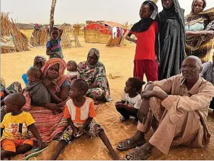  ?? J. E ?? Musa Abdelkarim, uno de los huidos de Al Fasher refugiados en Chad, con su familia.