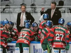  ?? Foto: Siegfried Kerpf ?? Trainer Mike Stewart (hinten rechts, daneben sein Assistent Tray Tuomie) muss zwei Spieler aus seinem Aufgebot streichen.