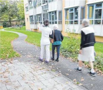  ?? FOTO: PETER KNEFFEL/DPA ?? Symbolbild: Beim Vortrag im St. Michaelsti­ft gibt die Referentin Tipps, bietet Fakten und Therapieop­tionen für Menschen, die an Demenz erkrankt sind.