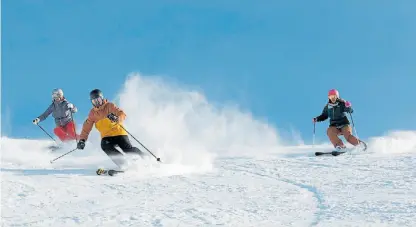  ??  ?? Estos saben. Un trío de esquiadore­s aprovechan­do a full las pistas de Cerro Castor.