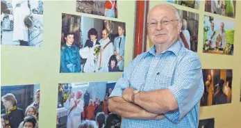  ?? FOTO: SUSI DONNER ?? Diakon Josef Wetzel steht vor den Bildern, die ihn im Dienst der Kirche zeigen.