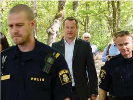  ?? Bild: HÅKAN BERGSTRÖM ?? NEJDÅ. Anders Ygeman behövde inte polisskydd. De uniformera­de Anders Persson och Jan-erik Vilén var bara med för att guida på Falkagård.