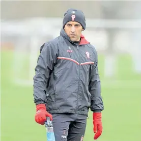  ??  ?? Wanchope. Contra el frío matinal, un Abila abrigado regresó a Huracán.