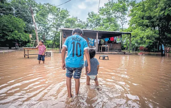  ?? JaviEr corbalan/El tribuno ?? Los vecinos de Santa Victoria Este se vieron obligados a evacuar sus casas por las inundacion­es