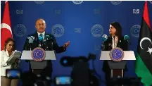  ?? ?? Point presse entre Najla Al-Mangoush, (à droite)
et Mevlut Cavusoglu.