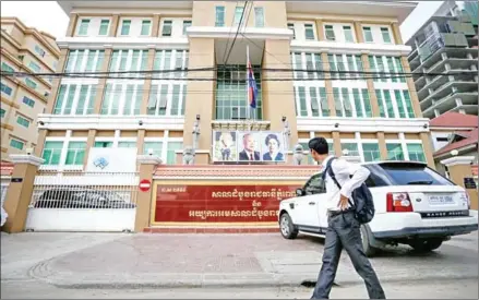  ?? HONG MENEA ?? A man walks outside Phnom Penh Municipal Court.