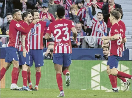  ?? FOTO: J. A. SIRVENT ?? Los jugadores del Atlético de Madrid celebran uno de los cinco goles que le marcaron a Las Palmas