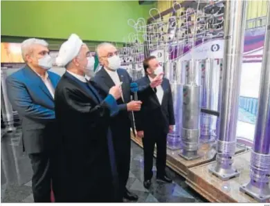  ?? EFE ?? El presidente iraní, Hassan Rouhani, visita una central nuclear en Teheran para celebrar los logros del país.