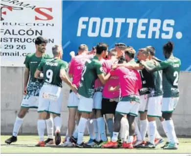  ?? LOF ?? Los jugadores del Córdoba abrazan a Becerra tras el épico desenlace del partido ante el Tamaraceit­e.