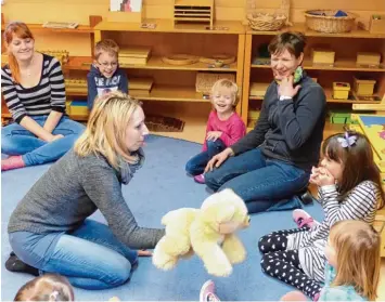  ?? Foto: Steffi Brand ?? Englisch für die Kleinsten: Bei der Vorstellun­gsrunde im Montessori Kinderhaus in Meitingen gibt es mächtig was zu lachen. Wenn Mopsy der Bär (an der Hand von Christa Rager) nämlich Deutsch spricht, kommen viele lustige Namen raus.