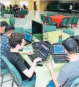  ??  ?? OPORTUNIDA­D. En el hackatón los jóvenes presentan sus emprendimi­entos.