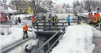  ?? FOTO: STS ?? Einsatzkrä­fte mehrerer Feuerwehre­n bekämpften am Montag einen Ölteppich auf dem Sauweiher.