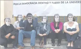  ??  ?? Un grupo de estudiante­s enmascarad­os “tomó” el rectorado de la Universida­d Católica hace 9 días.