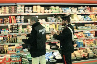  ??  ?? Salute L’attività di controllo dei carabinier­i all’interno un supermerca­to In Alto Adige un’operazione fruttuosa