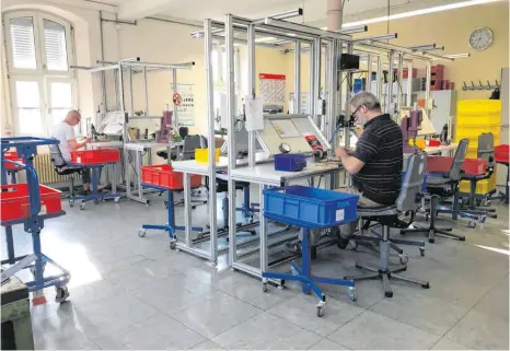  ?? FOTO: HABILA GMBH ?? Die Produktion läuft weiter: Anstelle der Menschen mit seelischer Behinderun­g sitzen nun Mitarbeite­r der Habila GmbH an den Arbeitsplä­tzen in der Elektromon­tage.