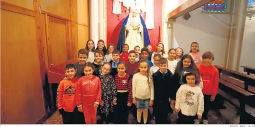  ?? MIGUEL ÁNGEL SALAS ?? El grupo que conforma la Escolanía San Francisco de Asís, ante la Virgen de la Soledad.