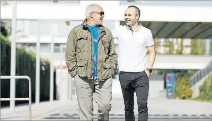  ?? FOTO: FCB ?? Protagonis­tas en la Revista Barça Andrés y su padre en la Ciutat Esportiva charlan tras la renovación de contrato vitalicia del capitán