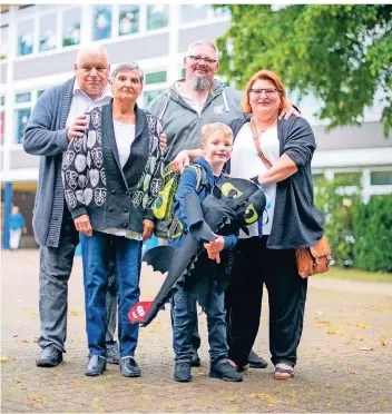  ?? FOTO: OLAF FUHRMANN ?? Sie sind stolz auf ihren Leonard: (von links) Opa Jürgen, Oma Renate sowie die Eltern Tanja und Maik Vennemann.