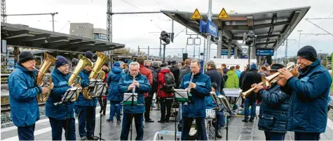  ?? Fotos: Peter Fastl ?? Der neue Bahnsteig F hat nur kurze Dächer. Für die Kapelle der Stadtwerke war das zur Eröffnung kein Problem. Pendler könnten aber nass werden.