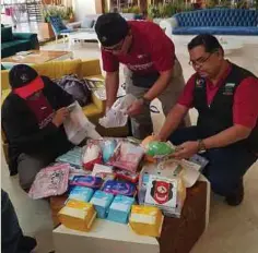  ?? ?? DARI kiri, Dr Zin, Pengurus Operasi MyCare Johor, Saadon Suleiman dan Mas Imran membungkus barang keperluan untuk diagihkan kepada pelarian Syria di Gaziantep, Turki, semalam.