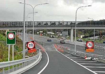  ?? PHOTO: MATTHEW TSO/STUFF ?? Limited speed zones and lanes marked by cones will be in place till the end of October, four months after the Haywards Interchang­e on State Highway 2 was officially opened.