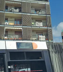  ??  ?? Le lenzuola con la scritta «No bus» attaccate sulle finestre delle case che si affacciano sui capolinea spostati nel quartiere Leopolda da un anno