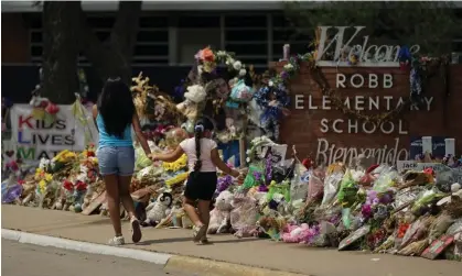  ?? ?? Visitors walk past a makeshift memorial honoring those killed at Robb elementary school, in Uvalde, Texas. Photograph: Eric Gay/AP