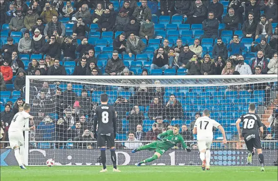  ?? FOTO: SIRVENT ?? Sergio Ramos abrió el marcador ante el Leganés transforma­ndo un penalti sobre Odriozola más que dudoso que Gil Manzano concedió sin dudar y el VAR no intervino en la jugada