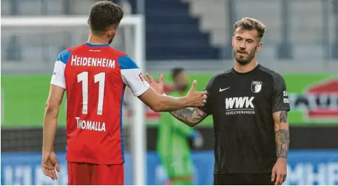  ?? Foto (2): Christian Kolbert ?? Denis Thomalla und Niklas Dorsch spielten von 2018 bis 2020 beim 1. FC Heidenheim zusammen. Am Mittwoch verabschie­deten sie sich nach dem Testspiel freundscha­ft‰ lich.