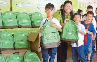  ??  ?? Donación. Un representa­nte de Sistema Fedecrédit­o entrega aproximada­mente 680 mochilas con paquetes escolares, en tres centros educativos de San Sebastián, San Vicente.