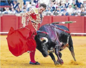  ?? EFE / JULIO MUÑOZ ?? Ginés Marín faena a su primer toro, ayer, en la Real Maestranza de Sevilla.