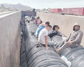  ?? ?? l Migrantes que viajaba en góndolas del tren carguero fueron rescatados en Empalme.