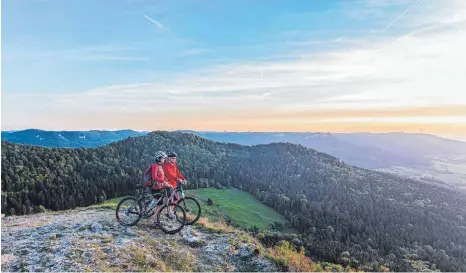  ?? FOTO: THOMAS RATHAY ?? Gerade für Radfahrer ist die Schwäbisch­e Alb mit all ihren Facetten ein beliebtes Ausflugszi­el.