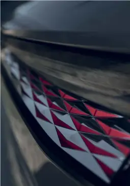  ?? ?? Sotto e a sinistra, due particolar­i della calandra e del faro posteriore della DS4 Esprit De Voyage. Nella pagina a fianco i due modelli insieme. Si nota la differenza dei cerchi: Glossy Black per DS7 e Grigio Antracite per DS4.
