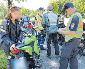  ?? FOTO: MARTINA DIEMAND ?? Am Paradies bei Oberstaufe­n kontrollie­rten am Montag Beamte der neu eingericht­eten Kontrollgr­uppe Motorradfa­hrer und ihre Maschinen. Bei den Bikern auf diesem Foto war alles in Ordnung.