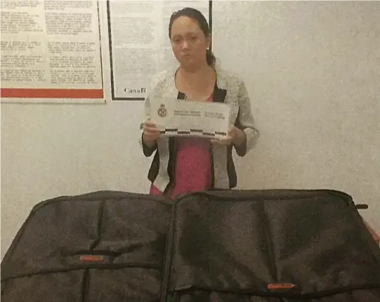  ?? PHOTO COURTOISIE ?? Serena Khavita Narinesing­h avait été arrêtée à l'aéroport Montréal-Trudeau avec 7,7 kg d’héroïne cachés dans un double fond de ses valises. La femme de Vancouver clame toutefois son innocence, rejetant la faute sur son petit ami.