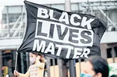  ??  ?? El movimiento Black Lives Matters exige justicia tras la muerte de George Floyd.
La fiscalía fue la primera en preguntar sobre el consumo de opiáceos por parte de Floyd, aunque son los abogados de la defensa de Chauvin los interesado­s en este aspecto de su vida.