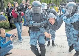  ?? AFP ?? Represión. La policía rusa se lleva a uno de los manifestan­tes.