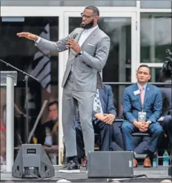  ??  ?? APERTURA. LeBron habla durante la inauguraci­ón de su colegio.