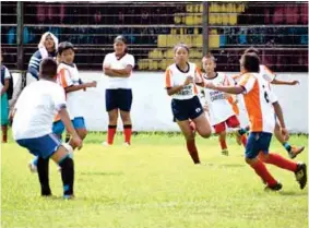  ??  ?? PARTICIPAC­IÓN. Suania Arias fue la única chica que jugó el primer tiempo de la final representa­ndo a su escuela Carlos Finlay.