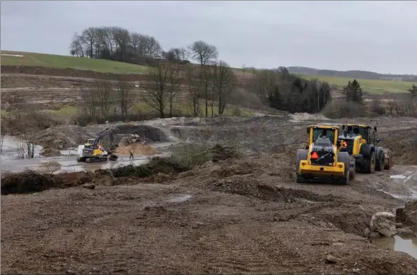  ?? ?? Kommunale medarbejde­re arbejder syd for Randers ved landsbyen Ølst for at stoppe jordskredd­et. Den forurenede jord indeholder bl.a. boremudder fra norske oliefelter, havneslam og sand, der har ligget under minkgrave. Foto: Thomas Borberg