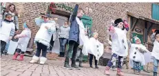  ?? RP-FOTO: JÜRGEN LAASER ?? Beim Hilfarther Chreskenke­smaat boten die Kleinen der Kita „Villa Regenbogen“eine gelungene Tanzvorfüh­rung.