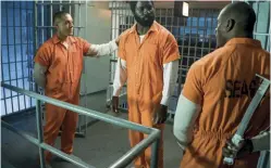 ??  ?? Auf den Straßen von Harlem kann ein Luke Cage mehr ausrichten als hinter Gittern – gut also, dass die Serie nicht dort spielt