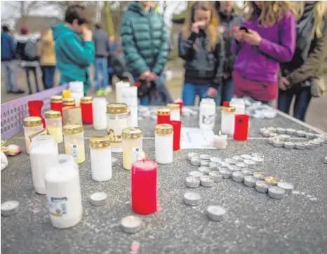 ?? FOTOS: DPA/AFP ?? Trauerarbe­it: Jugendlich­e gedenken mit Kerzen der verunglück­ten Mitschüler und Lehrer.