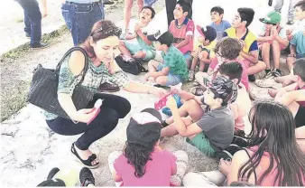  ??  ?? EN ANTUCO entregó regalos a niños en el Liceo Víctor Ríos.